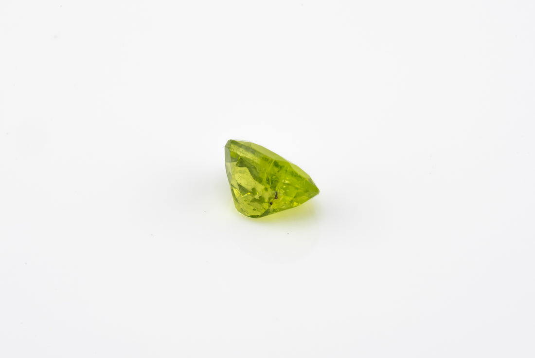 Peridot - 1.65 Ct Oval AAA Apple Green Clean