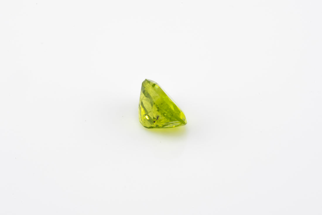 Peridot - 1.65 Ct Oval AAA Apple Green Clean