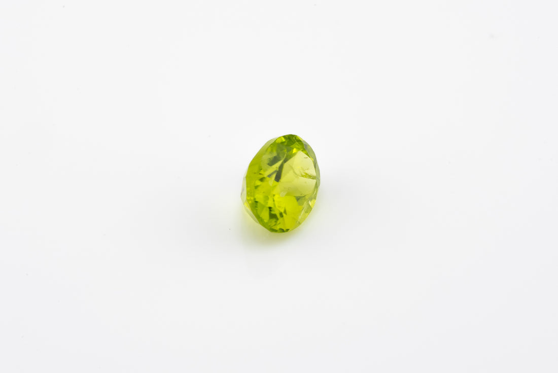 Peridot - 1.65 Ct Oval AAA Apple Green Clean