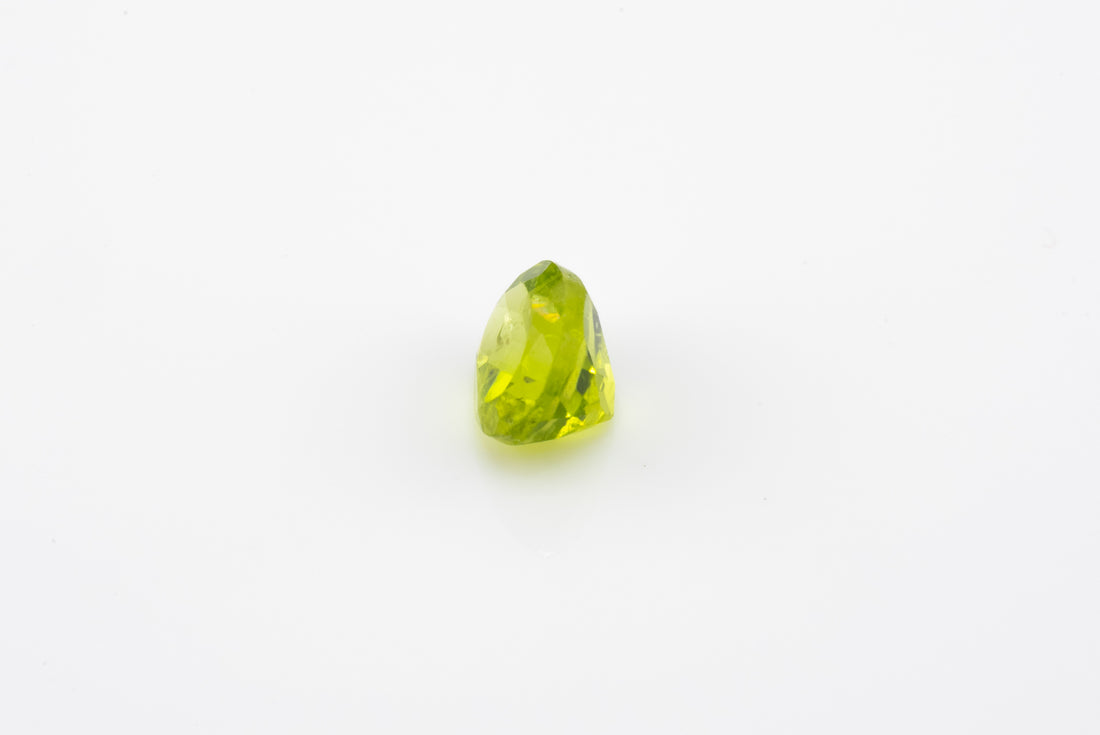 Peridot - 1.65 Ct Oval AAA Apple Green Clean